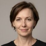 Портрет уверенного российского бизнесмена с дружелюбным взглядом на нейтральном размытом фоне в студии